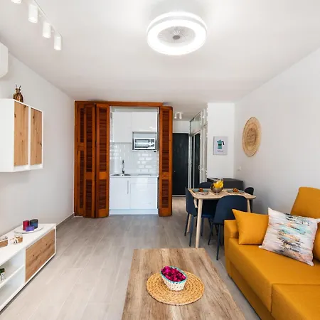 Apartment Bajondillo Beach, Large Loft With Intense Sun